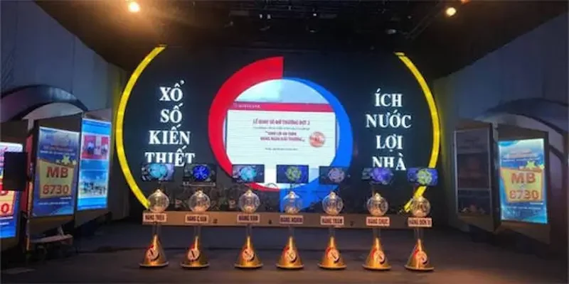 Khách hàng dò kết quả xổ số kiến thiết tại bảng tin của đại lý